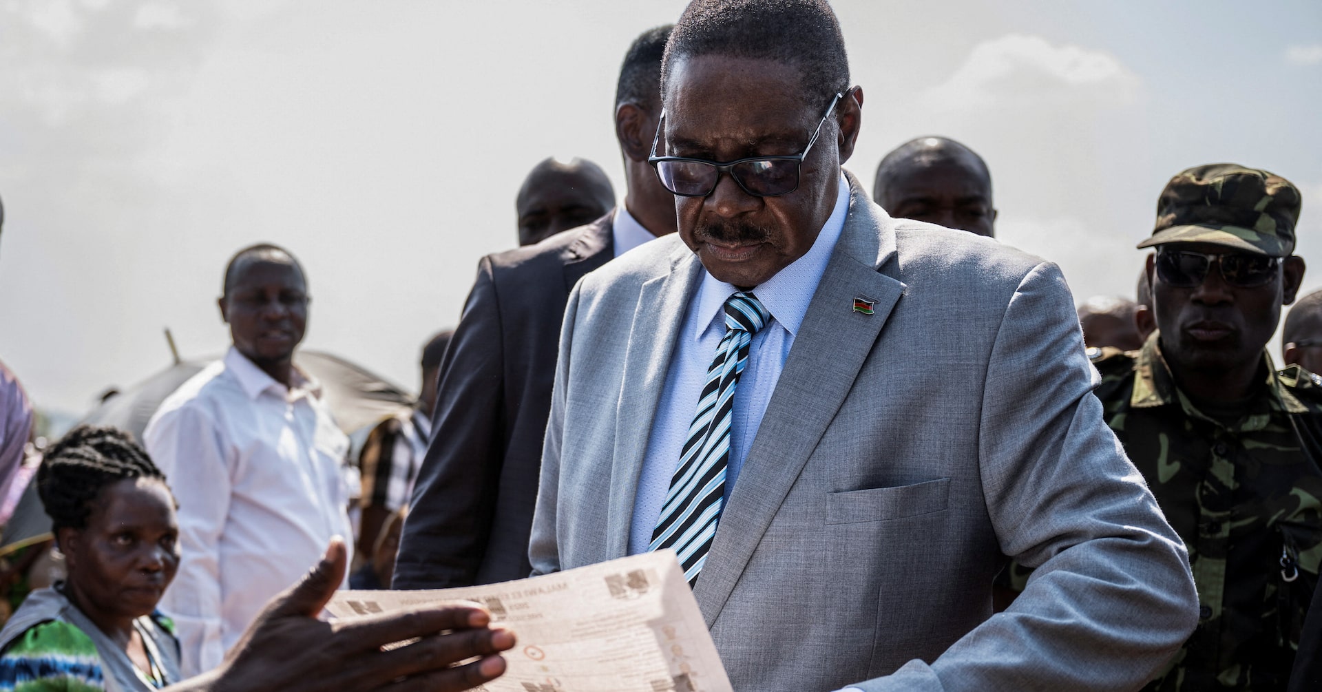 Malawi's ex-president Mutharika takes early lead in election